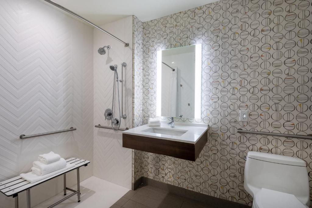Holiday Inn - Long Island - ISLIP Arpt East, an IHG Hotel - 