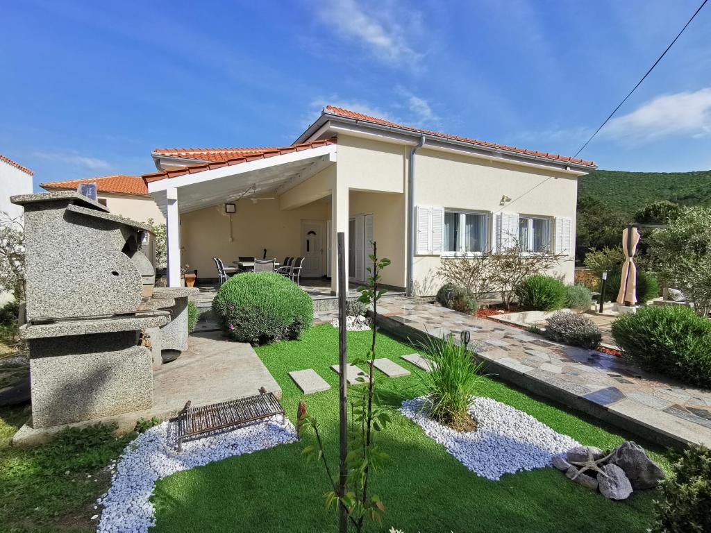 ein Haus mit Garten davor in der Unterkunft Holiday home ''Villa Galetta'' in Ist