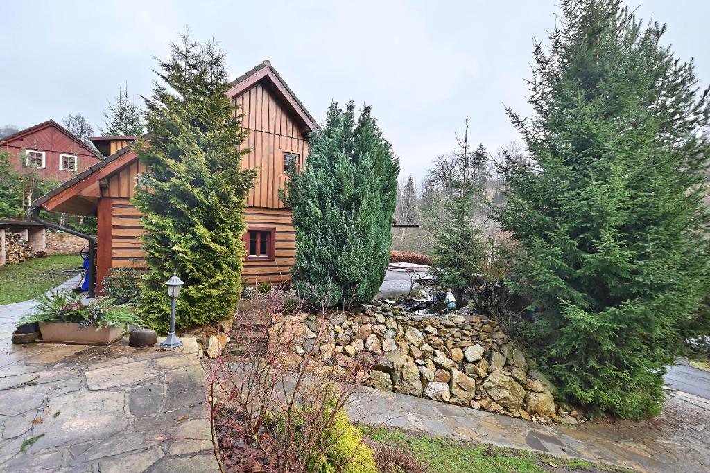 Ogród w obiekcie Wooden house in the heart of the Giant Mountains with own hill