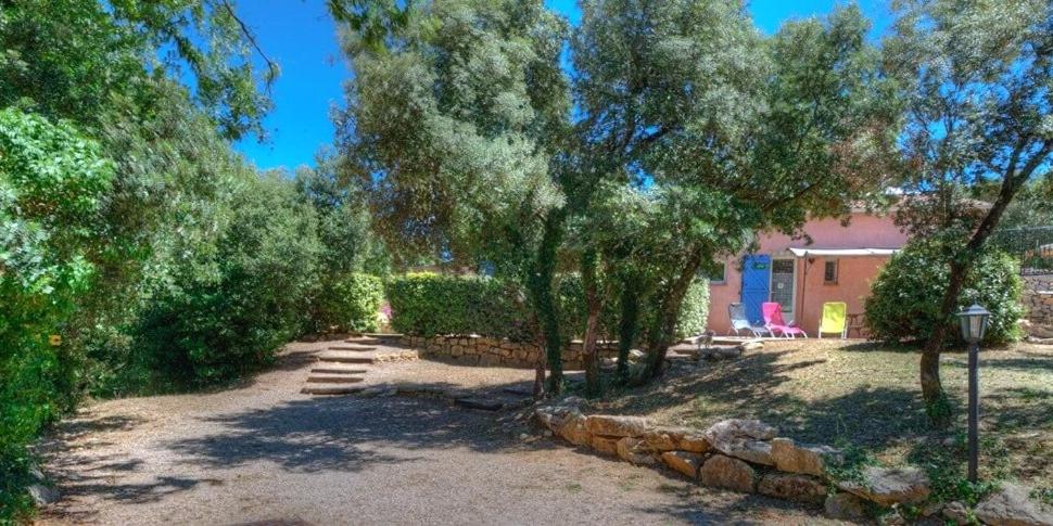 Vonkajšia záhrada v ubytovaní La Rose des Vents & Spa - Gite Savane
