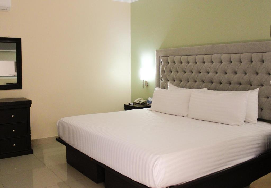 Postel nebo postele na pokoji v ubytování Hotel Mirage