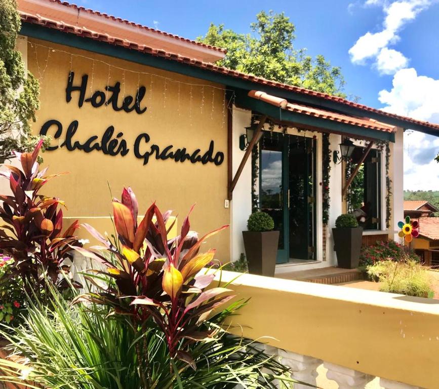 een hotel adidas granada bord aan de zijkant van een gebouw bij Hotel Chalés Gramado in Águas de Santa Barbara