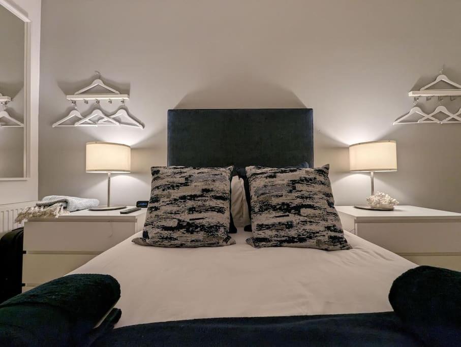 una camera da letto con un grande letto con due cuscini di 1 Bed Apartment - Sea view a Shanklin