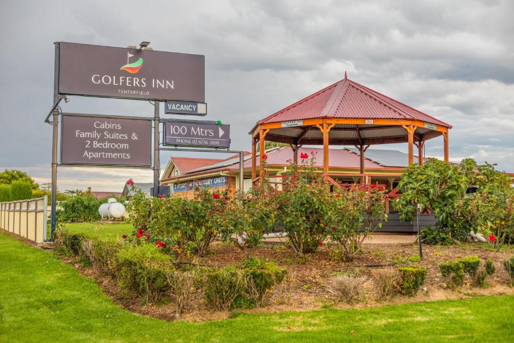 a restaurant with a gazebo in a park at Golfers Inn in Tenterfield
