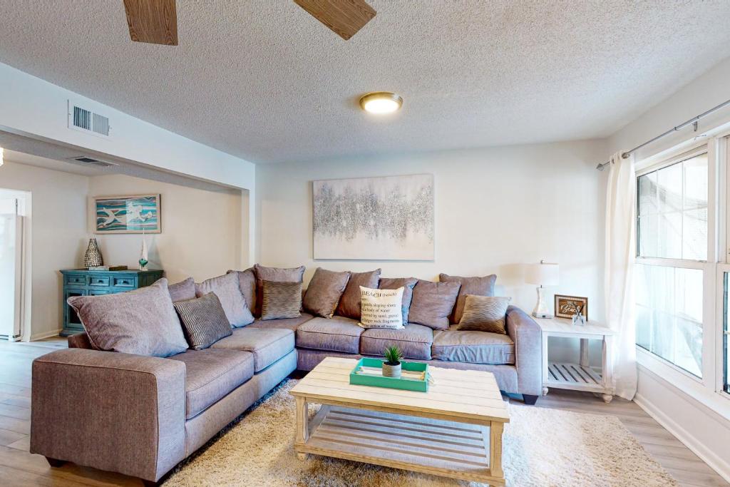 un salon avec un canapé et une table basse dans l'établissement Sugar Reef Cottage #4, à Fort Walton Beach