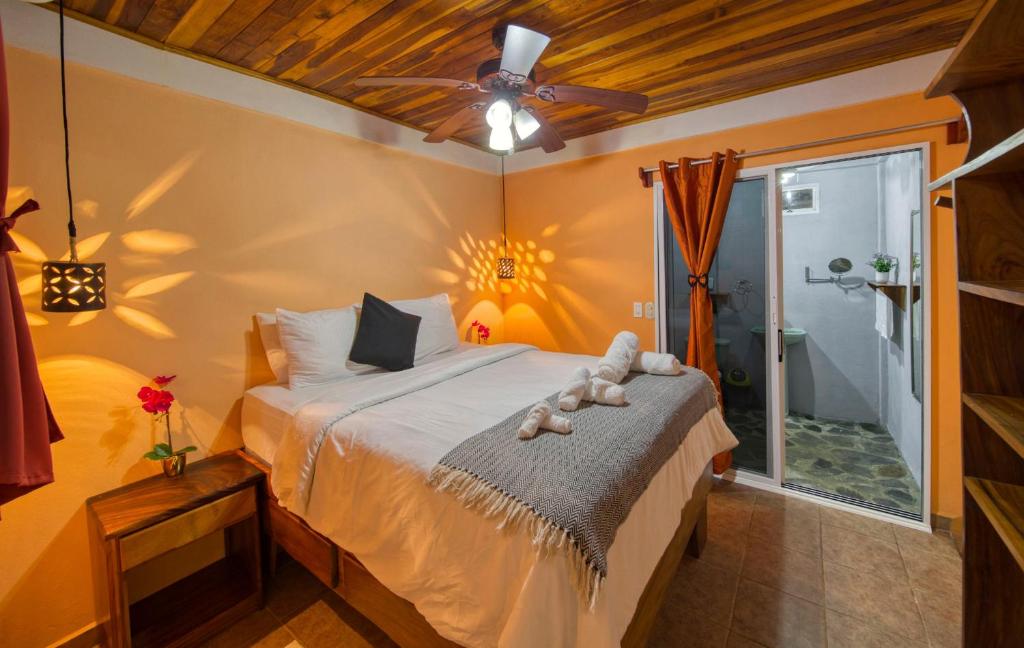 Schlafzimmer mit einem Bett und einem Deckenventilator in der Unterkunft Jungle's Edge in Nosara