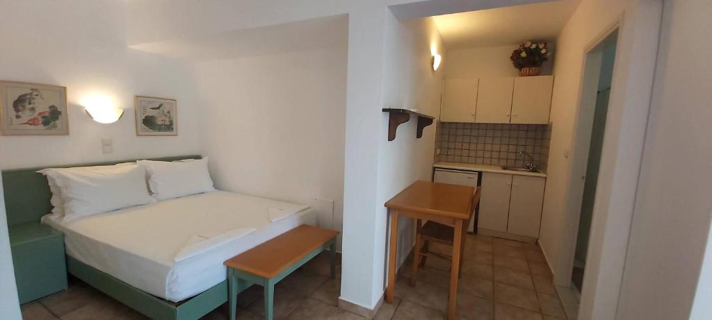Postel nebo postele na pokoji v ubytování Andromeda Hotel Apartments