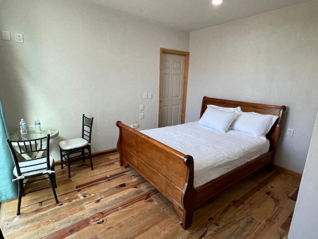 1 dormitorio con 1 cama, 1 mesa y 1 silla en CASA EL CHALET en Morelia