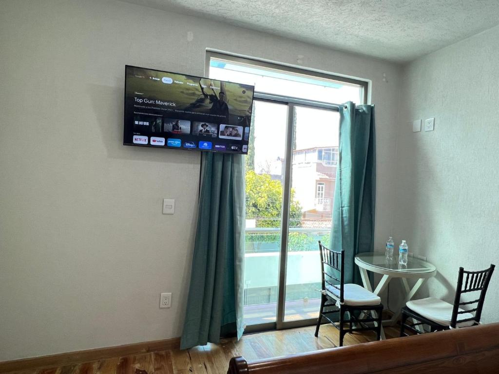 TV a/nebo společenská místnost v ubytování CASA EL CHALET