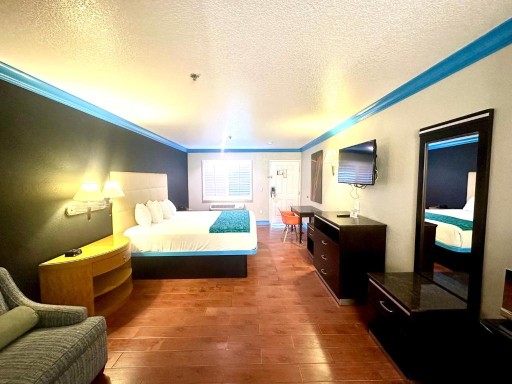 Casa Blanca Hotel & Suites Orange SR-55 Freeway, Near Honda Center, Chapman University, Disneyland - 国王套房