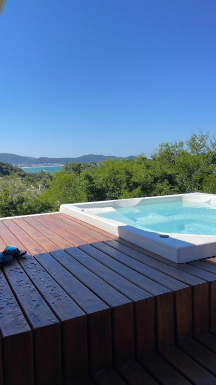 una terraza con piscina en la parte superior de una casa en Casa Marrom, en Bombinhas