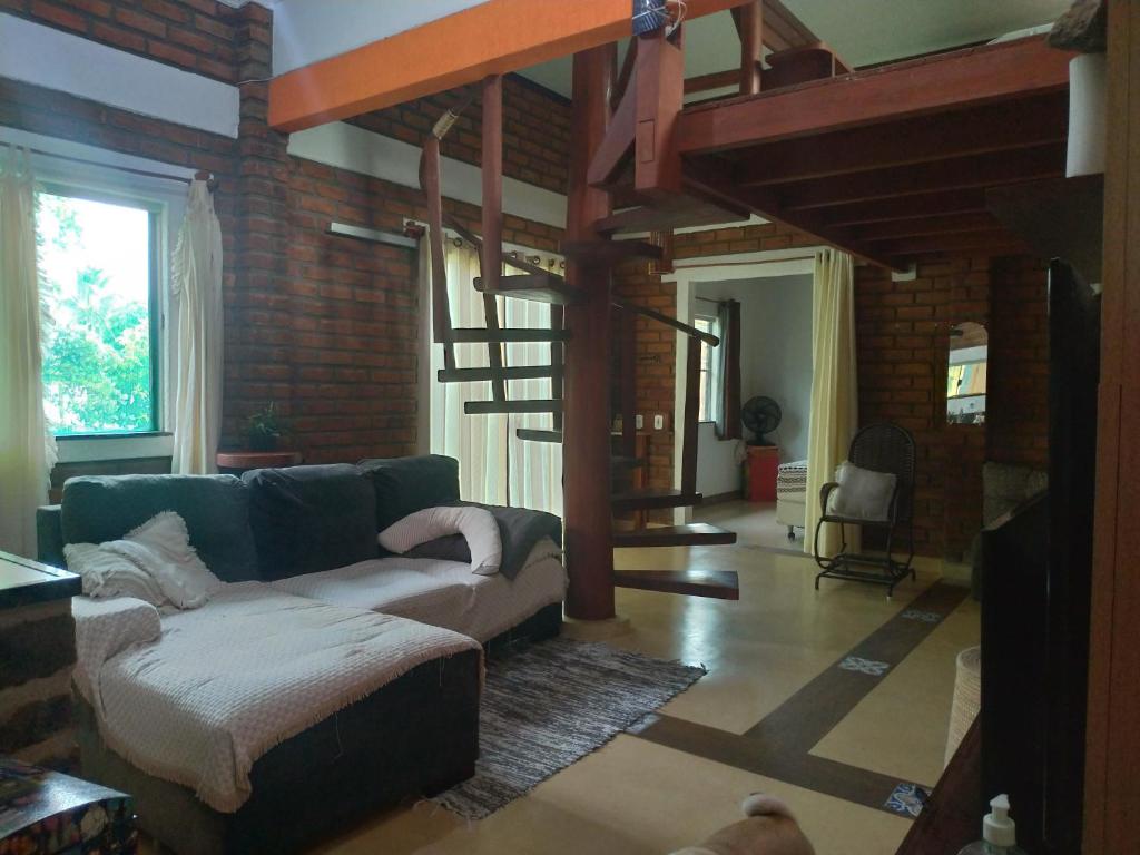 sala de estar con sofá y loft en Casa Guaiú, en Santa Cruz Cabrália