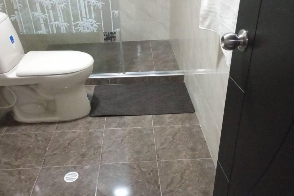 Koupelna v ubytování lujoso apartamento