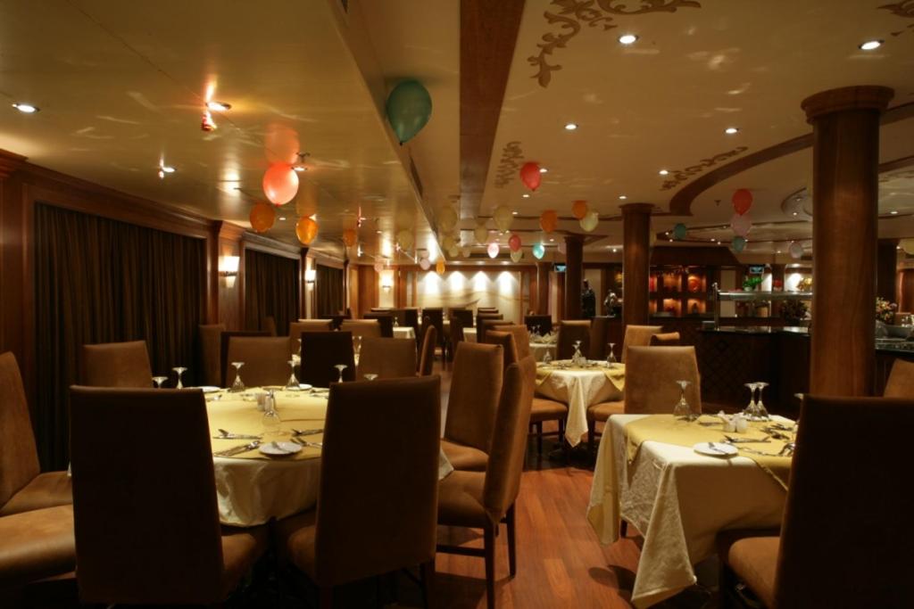 Restaurace v ubytování Nile Cruise 3 nights From Aswan to Luxor Every Friday, Monday and Wednesday with tours