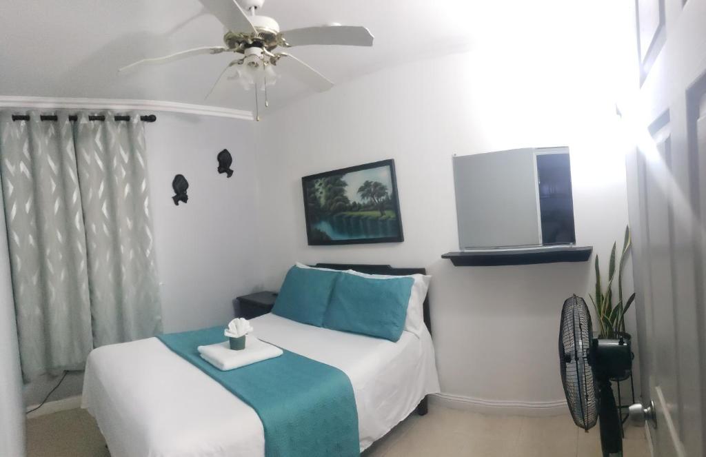 una camera con letto e ventilatore a soffitto di Comfortable & Secure Chateau a Kingston