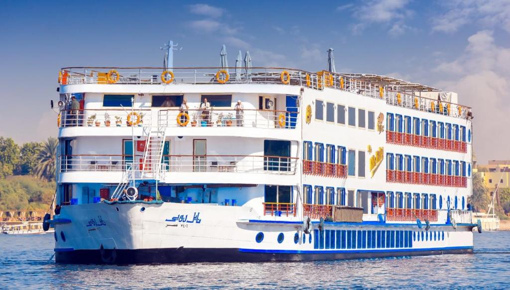 um grande navio de cruzeiro na água em Nile Cruise 3 nights From Aswan to Luxor Every Friday, Monday and Wednesday with tours em Jazīrat al ‘Awwāmīyah