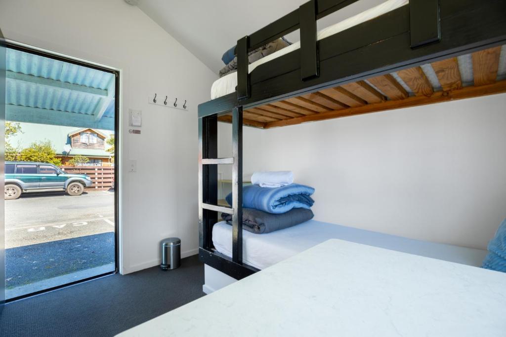 Postel nebo postele na pokoji v ubytování Kaiteriteri Reserve Cabins