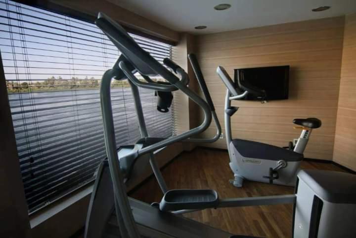 Fitness centrum a/nebo fitness zařízení v ubytování Nile Cruise 3 nights From Aswan to Luxor Every Friday, Monday and Wednesday with tours