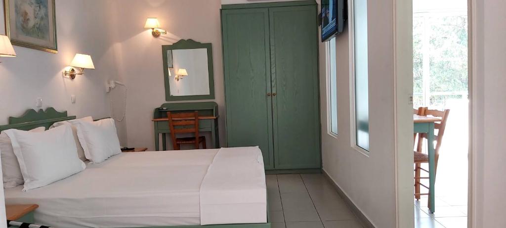 Postel nebo postele na pokoji v ubytování Andromeda Hotel Apartments