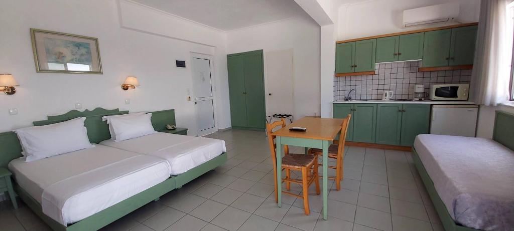 Kuchyň nebo kuchyňský kout v ubytování Andromeda Hotel Apartments