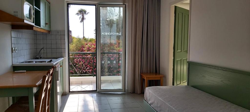 Kuchyň nebo kuchyňský kout v ubytování Andromeda Hotel Apartments