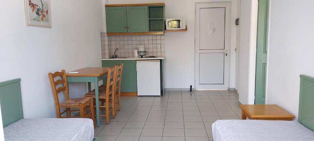 Kuchyň nebo kuchyňský kout v ubytování Andromeda Hotel Apartments