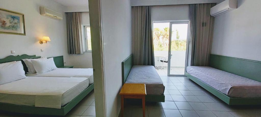 Postel nebo postele na pokoji v ubytování Andromeda Hotel Apartments