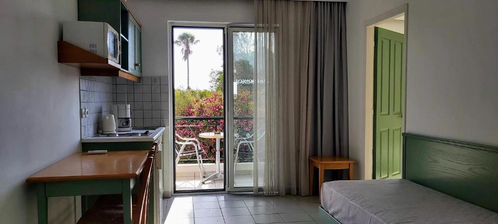 Kuchyň nebo kuchyňský kout v ubytování Andromeda Hotel Apartments