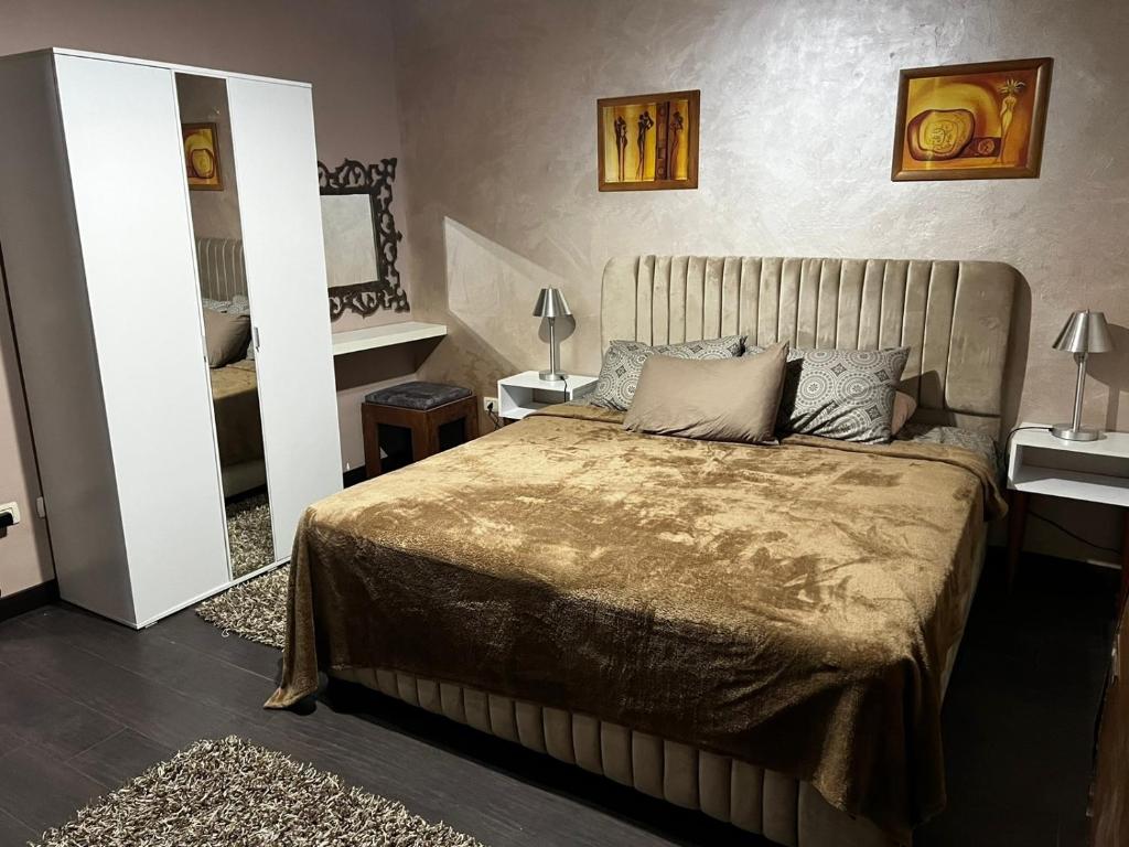 ein Schlafzimmer mit einem großen Bett und einem Spiegel in der Unterkunft Luxury Modern Appartment in New Cairo in Kairo