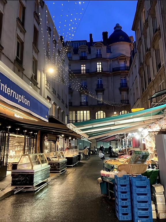 Upscale 80m2 2 Bedroom Apartment Near Champs Elysees - Two-Bedroom Apartment