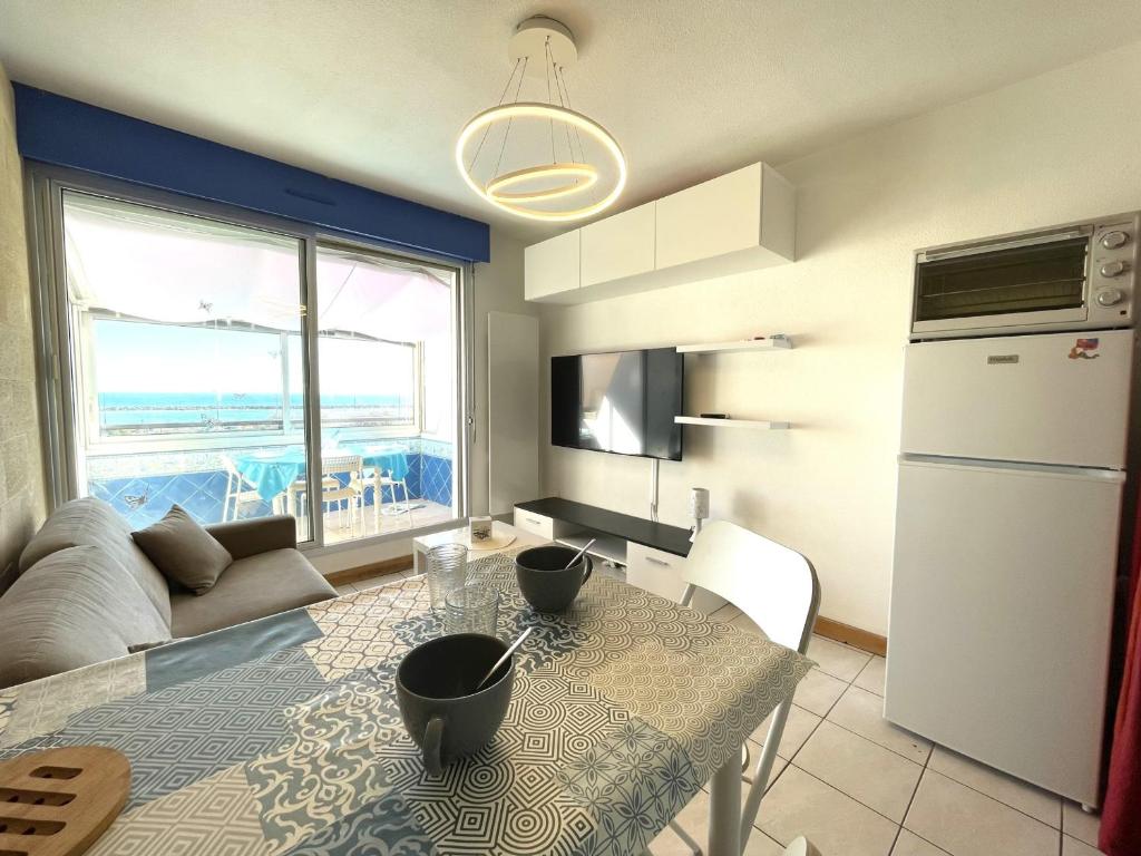 Kuchyňa alebo kuchynka v ubytovaní Studio à Sète avec vue mer, parking privé, proche plages et commerces - FR-1-338-486