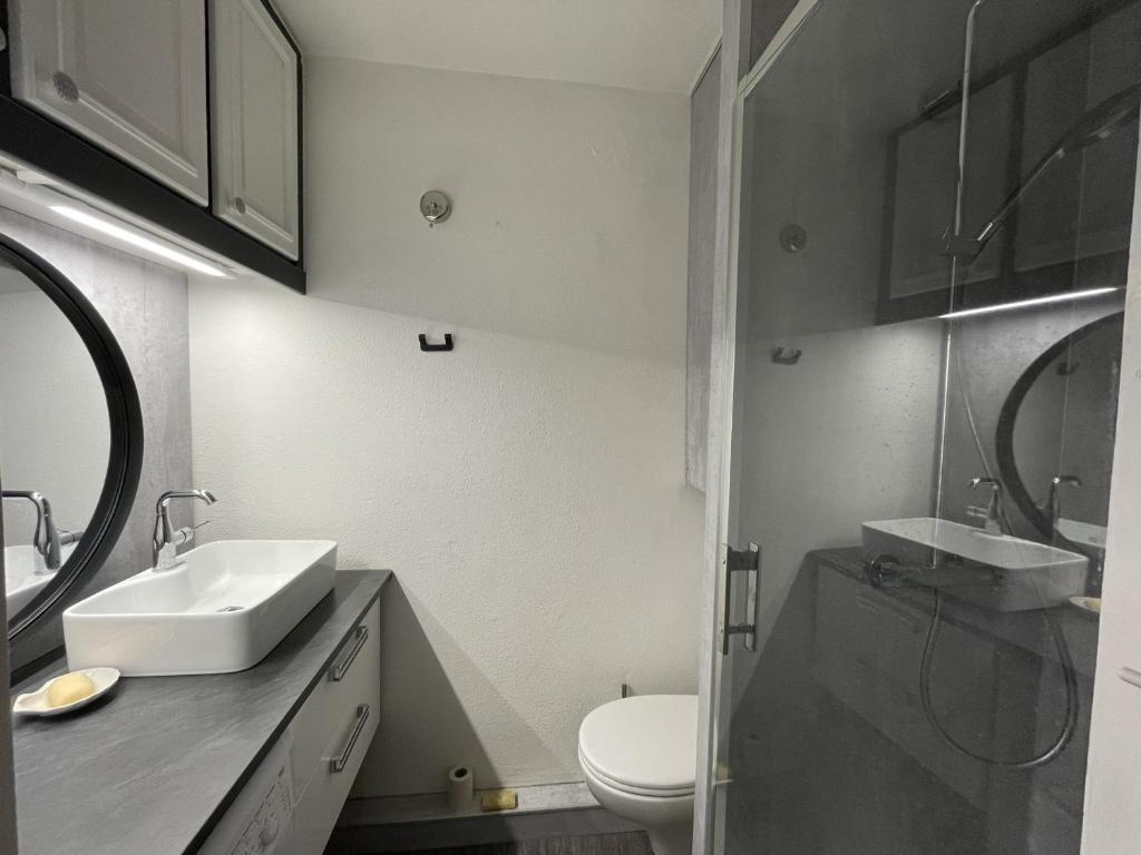 Kúpeľňa v ubytovaní Studio à Sète avec vue mer, parking privé, proche plages et commerces - FR-1-338-486