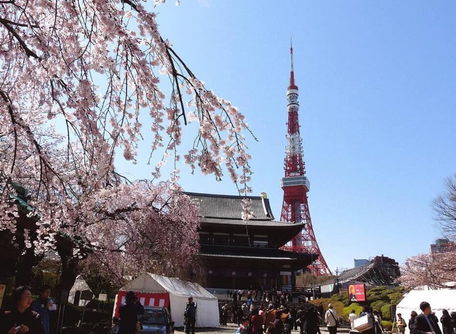東京にあるMochida's Guest Houseの人々の群れを伴うエッフェル塔の眺め