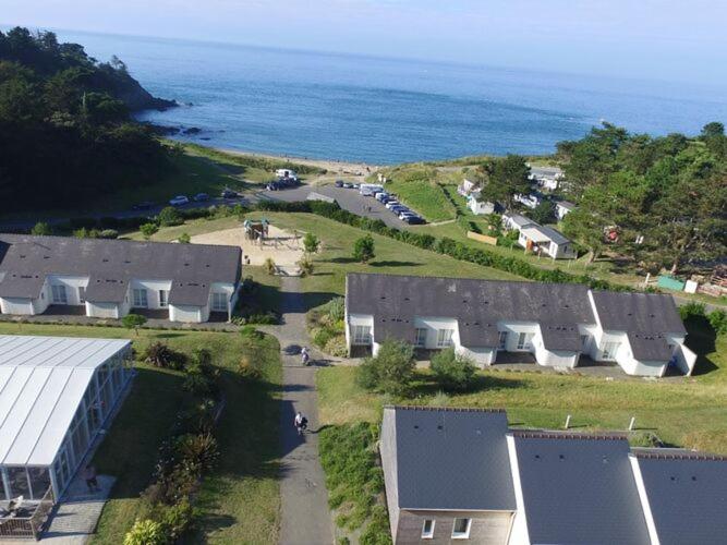 una vista aérea de un grupo de casas y del océano en Residence La Côte d'Émeraude, Saint-Cast-le-Guildo, terraced house for 4 people en LʼIsle-Saint-Cast