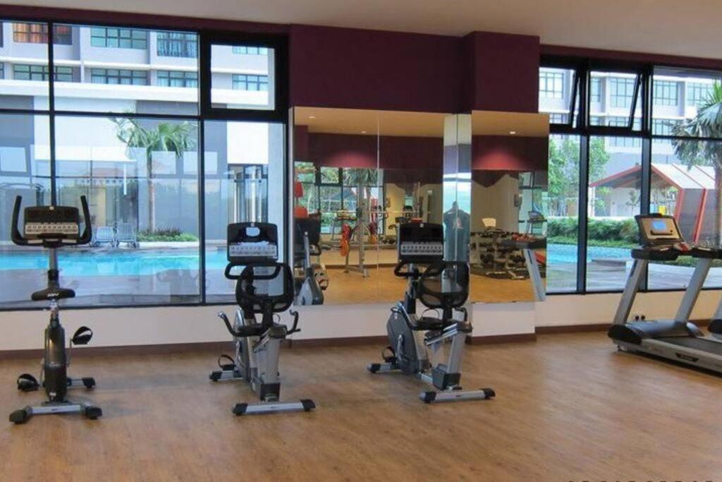 Fitness centrum a/nebo fitness zařízení v ubytování The Icon2 Condo in IOI City Mall Putrajaya, Pool View