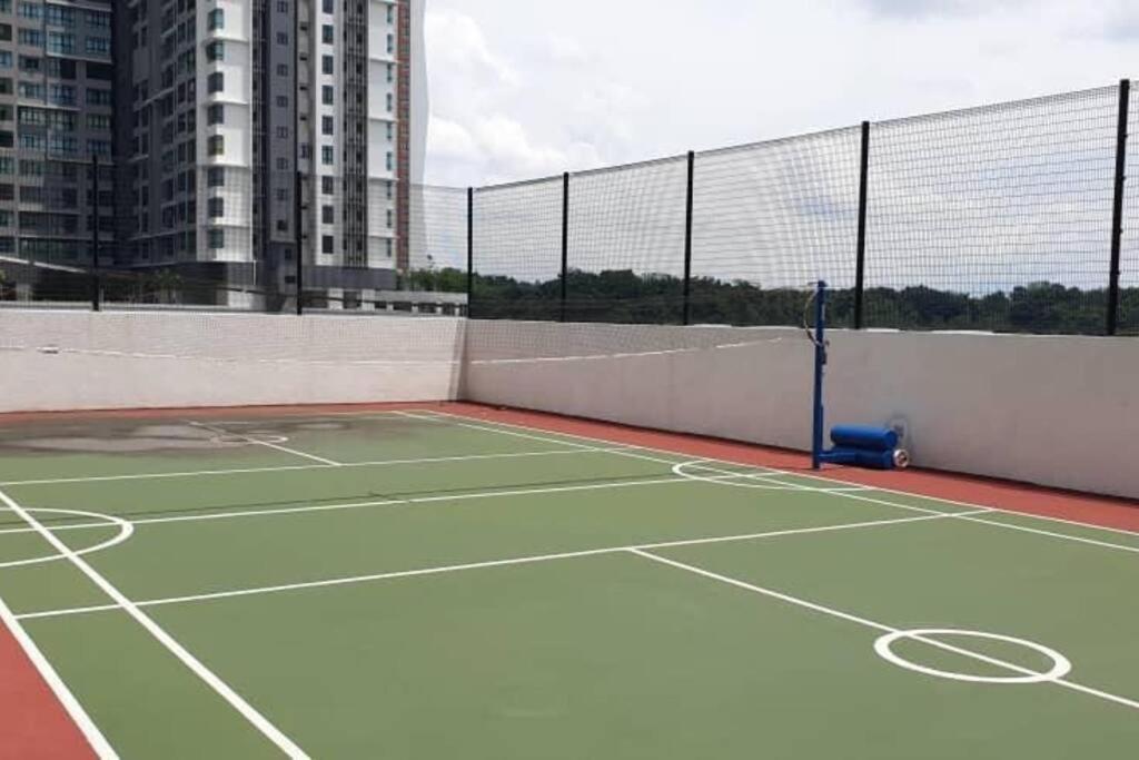 Tenis a/nebo squash v ubytování The Icon2 Condo in IOI City Mall Putrajaya, Pool View nebo okolí