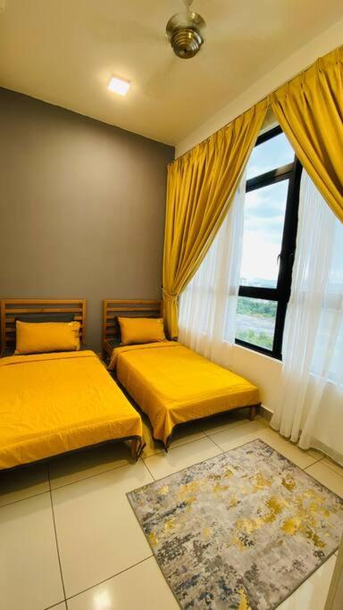 Postel nebo postele na pokoji v ubytování The Icon2 Condo in IOI City Mall Putrajaya, Pool View