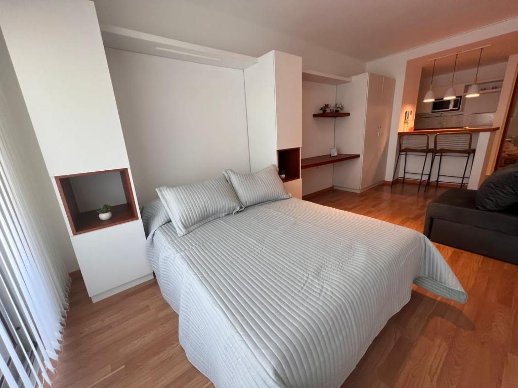 1 dormitorio con 1 cama y sala de estar en Center Suites Alquiler Temporario en La Plata