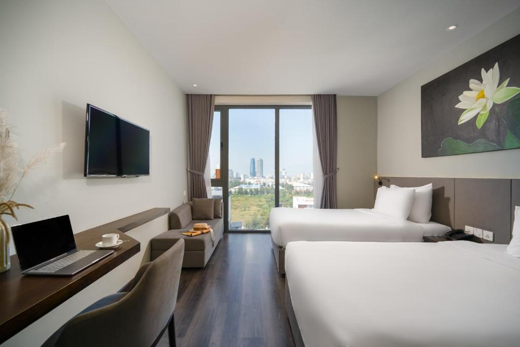TV a/nebo společenská místnost v ubytování Everland Hotel