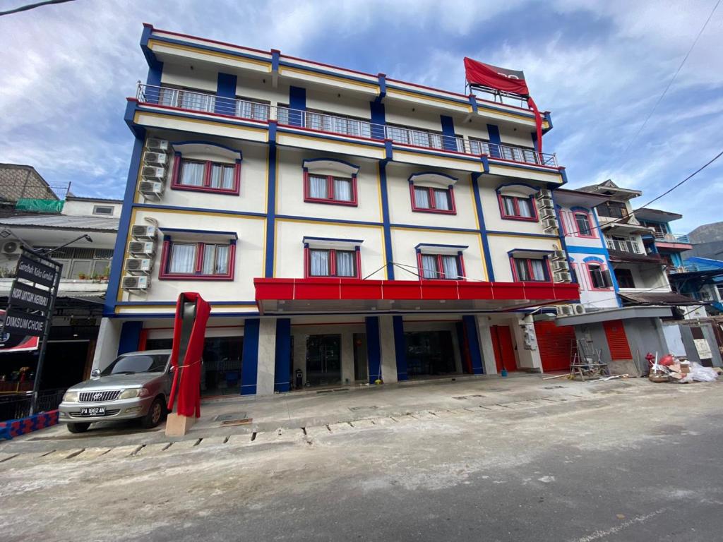 un grand bâtiment avec un drapeau rouge au-dessus dans l'établissement Erbe Style Jayapura Papua By Horison, à Jayapura