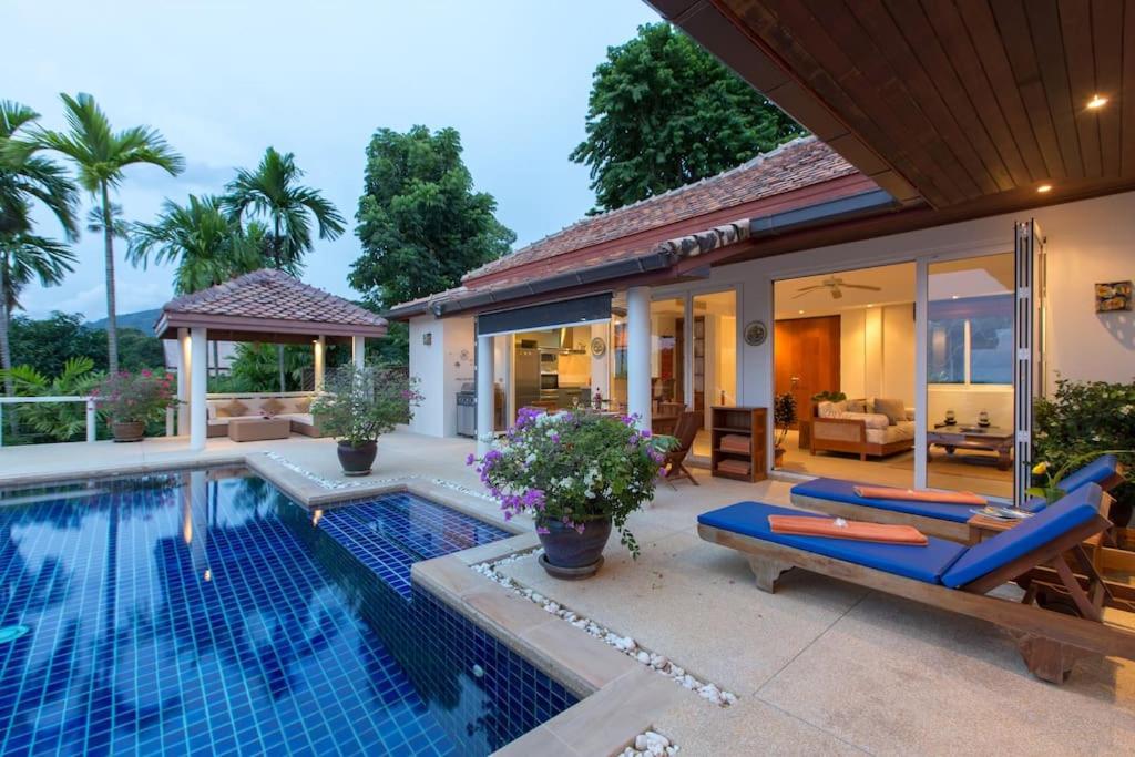 eine Villa mit Swimmingpool und ein Haus in der Unterkunft Katamanda villa Moon 3 Bed seaview near Kata Beach in Kata Beach