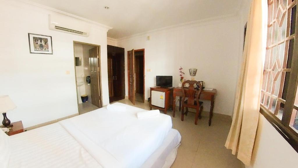 Postel nebo postele na pokoji v ubytování Riverside Hotel Phnom Penh
