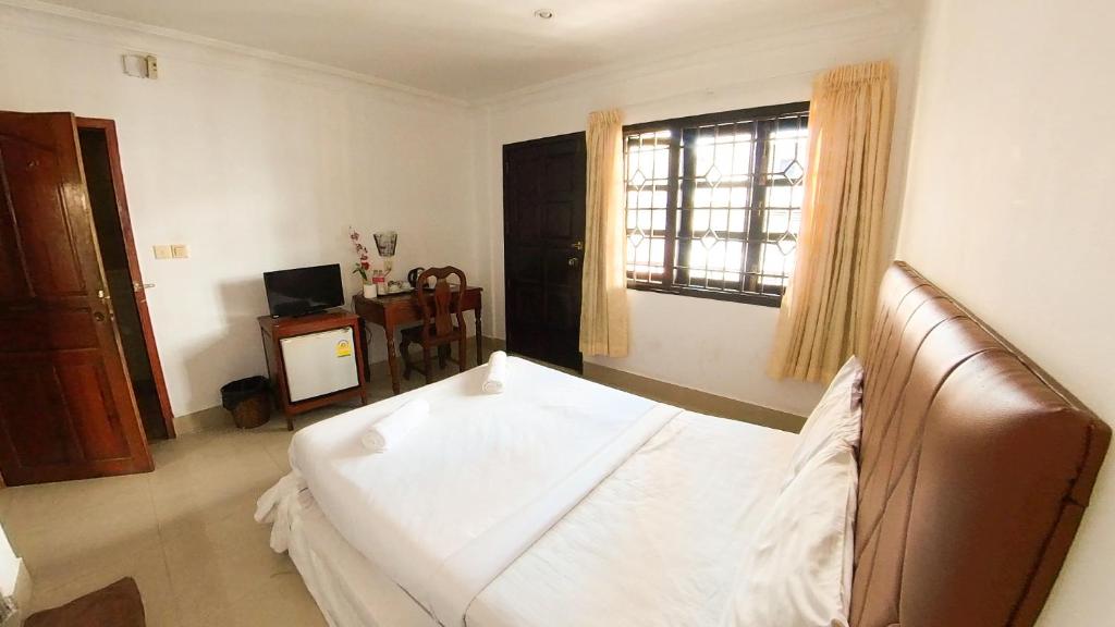 Postel nebo postele na pokoji v ubytování Riverside Hotel Phnom Penh