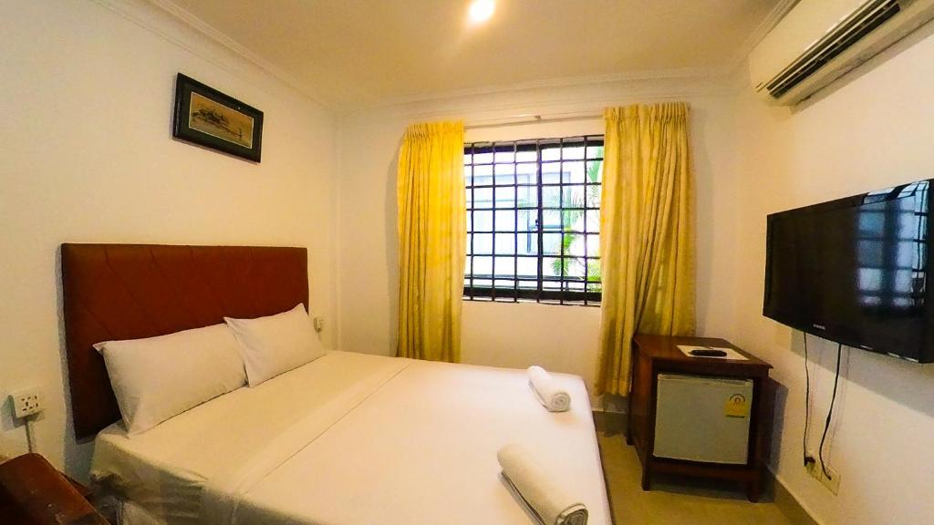 Postel nebo postele na pokoji v ubytování Riverside Hotel Phnom Penh