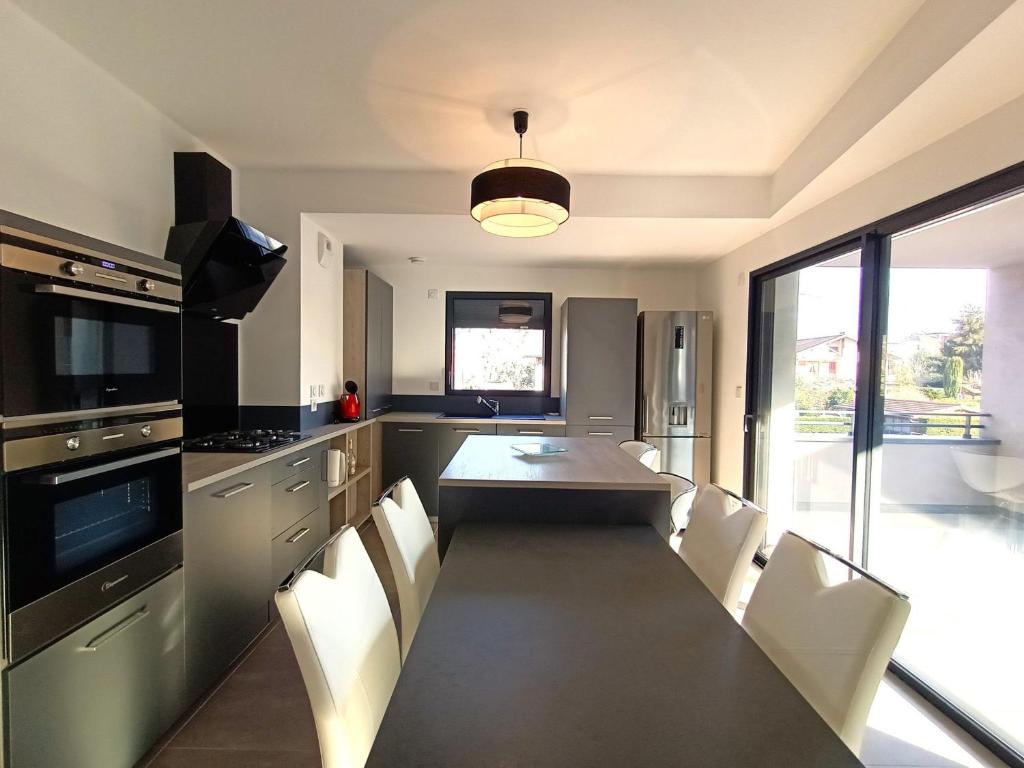 Fotografia z galérie ubytovania Lumineux T3 avec terrasse, à 2 pas du lac, garage privé, proche grand port ! - FR-1-555-82 v destinácii Aix-les-Bains