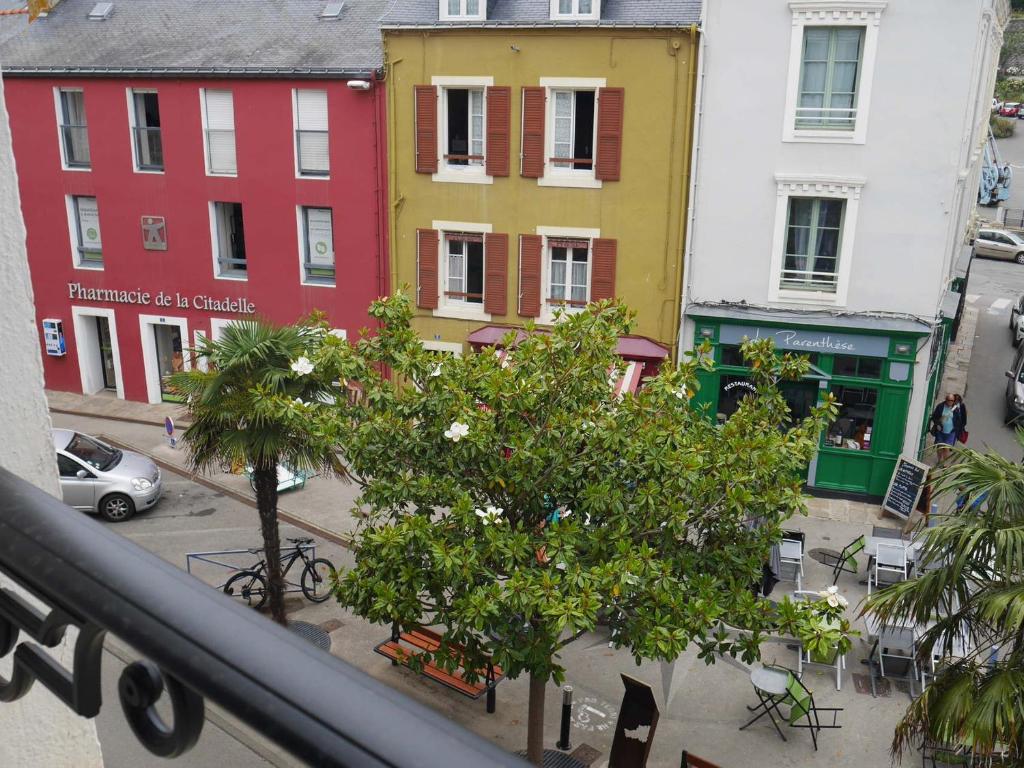 eine Gruppe von Gebäuden in einer Stadtstraße mit Bäumen in der Unterkunft Appartement Le Palais, 3 pièces, 4 personnes - FR-1-418-225 in Le Palais