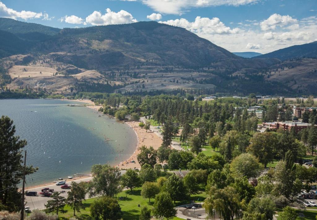 a view of a beach with mountains in the background at Lakeside Villa in Penticton