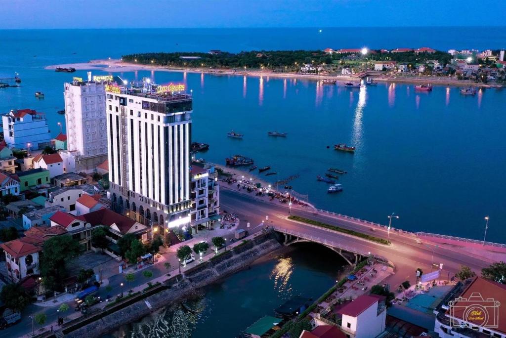 una città con un ponte sopra un corpo d'acqua di CKC Thien Duong Hotel a Dong Hoi