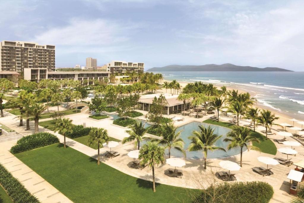 uma vista aérea de um resort com piscina e praia em Villa seaview and apartment Da Nang Resort by JT group "Free pick up" em Da Nang