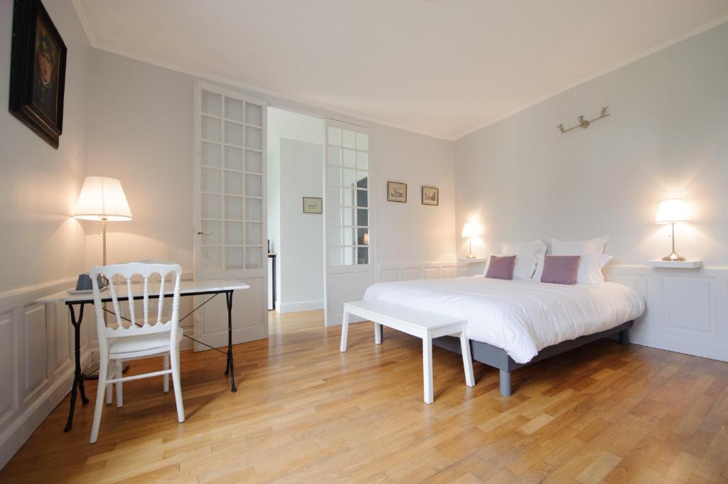 - une chambre avec un lit, un bureau et une chaise dans l'établissement Villa Clément Sens Appart'Hotel, à Sens
